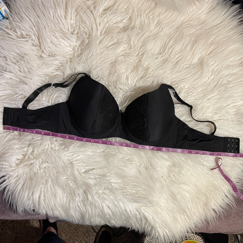 Emily Johnson Black Bra -38DD - Picture 3 of 10
